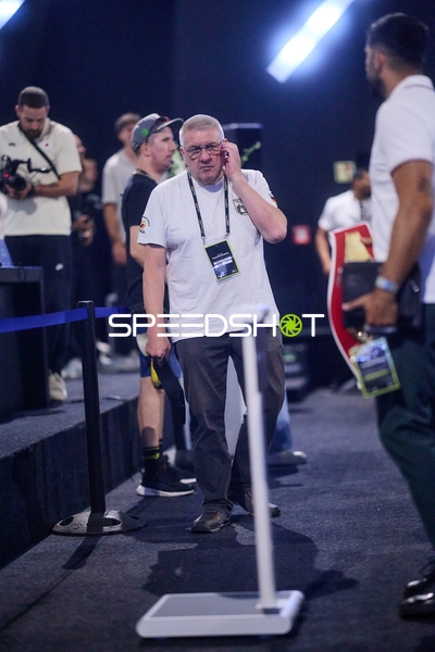 Ringside-Zone Face-Off