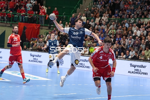 Aron Seesing (49; Bergischer HC) mit Wurf