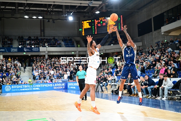 Spielszene mit Wurf und Verteidigung