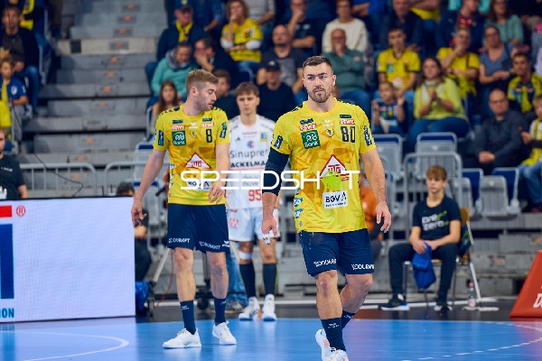 Spieler von Rhein Neckar Löwen und THW Kiel bereiten sich auf den Angriff vor