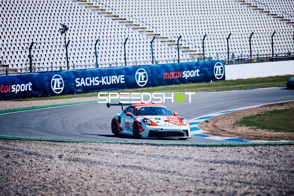 Rennwagen in der Sachs-Kurve