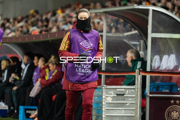 Torwartin am Spielfeldrand