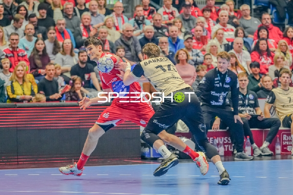 Dainis Krištopāns (10; MT Melsungen) und 17; Bergischer HC im Zweikampf