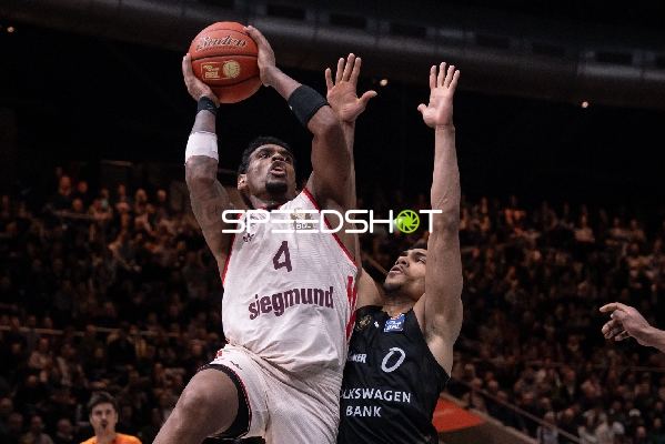 Xavier Rathan-Mayes (4; FC Bayern Basketball) mit Wurf gegen Adrian Worthy (0; Basketball Löwen Braunschweig)