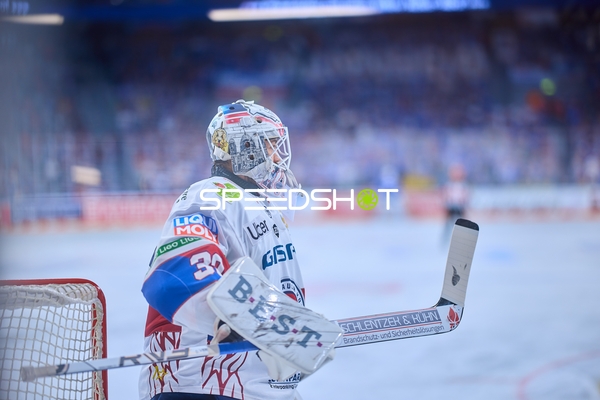 Torwart der Eisbären Berlin im Einsatz