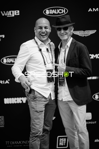 Ringside-Zone Face-Off