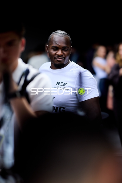 Ringside-Zone Face-Off