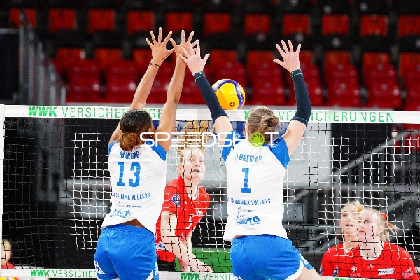 Spielszene mit Sally Marie Marong (13; ESA Grimma Volleys), Marie Dreblow (1; ESA Grimma Volleys) und Janina Kroll (5; TV Planegg-Krailling)
