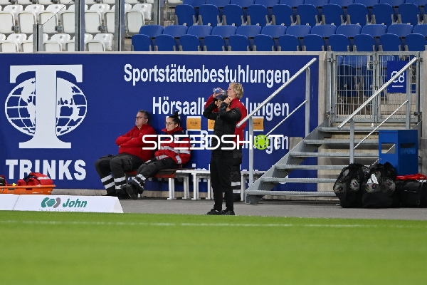 Trainerin an der Seitenlinie