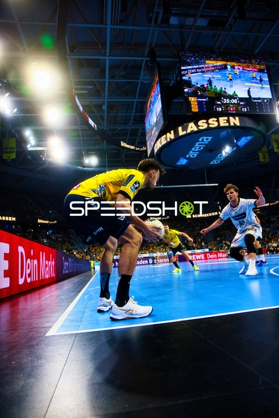 Ivan Martinović von den Rhein Neckar Löwen versucht, den Ball unter Druck von einem Spieler der HSG Wetzlar zu spielen.