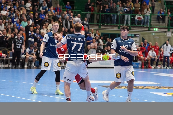 Nico Schöttle (8; Bergischer HC) und Aron Seesing (49; Bergischer HC) in Aktion