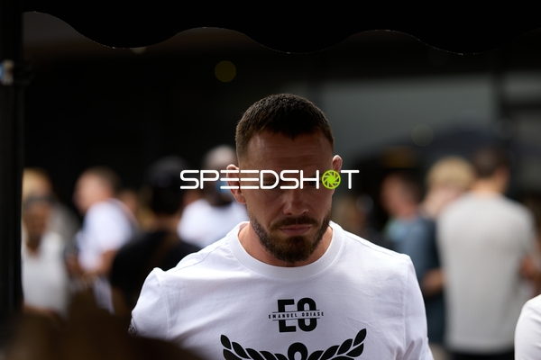 Ringside-Zone Face-Off