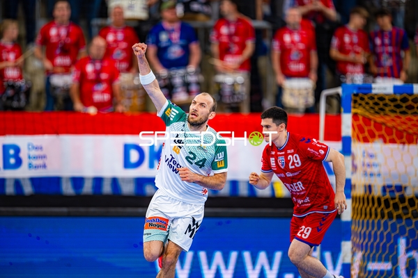 Wurf Marcel Schiller (24;Frisch Auf Göppingen), Verteidigung Moritz Strosack (29;SG BBM Bietigheim)