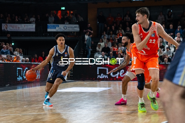 Spielaktion mit Jack Kayil (7; Alba Berlin) und Tevin Brown (10; Rasta Vechta)