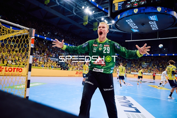 Torwart jubelt und feiert eine erfolgreiche Abwehraktion