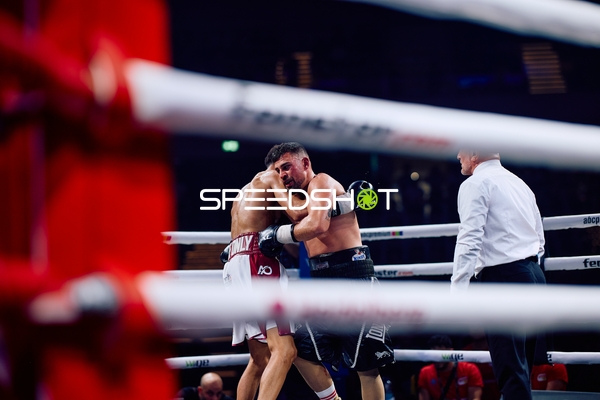 Boxer im Clinch im Ring