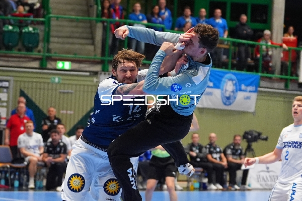 Gerdas Babarskas (14; Bergischer HC) und Lukas Hutecek (2; TBV Lemgo) im Zweikampf