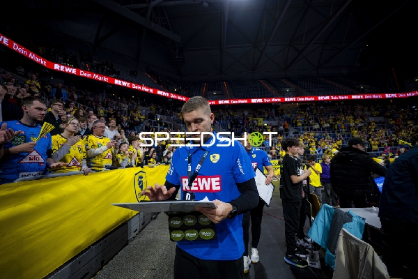 Maik Machulla (999; Rhein Neckar Löwen) und Michel Abt (997; Rhein Neckar Löwen) bei der Spielvorbereitung