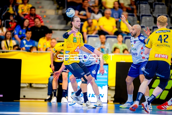 Pass Olle Forsell-Schefvert (25;Rhein Neckar Löwen) gegen David Cyrill Akakpo (19;1. VfL Potsdam)