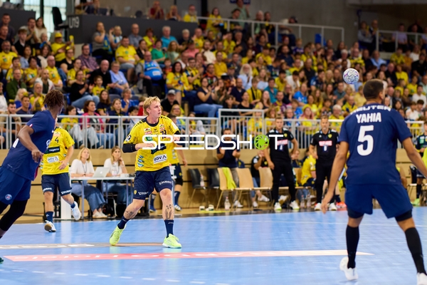 Spieler kämpfen um Ball