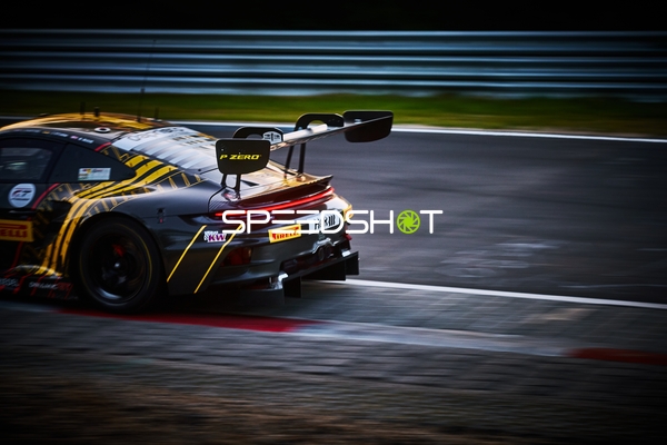 Rennfahrzeug auf der Rennstrecke