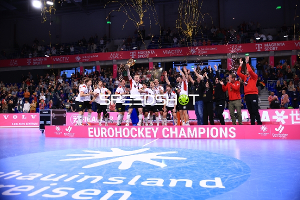 Sebastian EITENBERGER (5; Österreich) jubelt mit Team