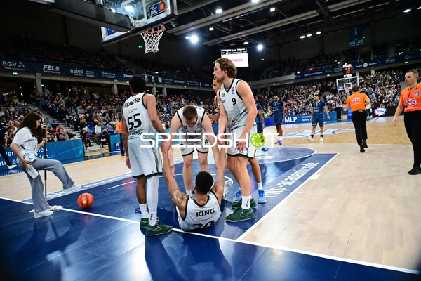 Spieler helfen Teamkollegen auf