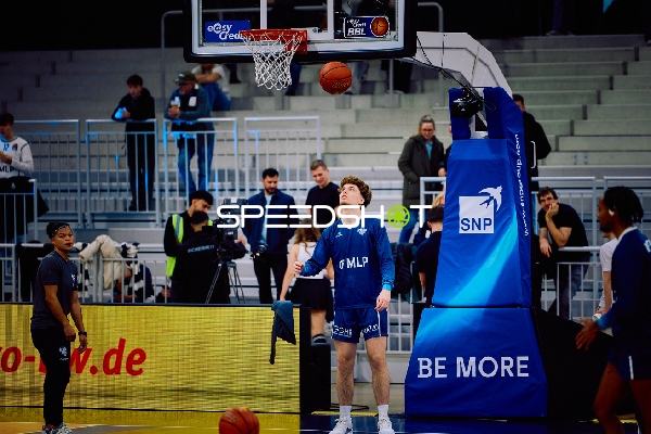 Ein Spieler von MLP Academics Heidelberg wirft einen Basketball auf den Korb während des Trainings.