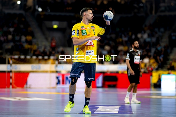 Spieler Ivan Martinović (5; Rhein Neckar Löwen) hält Ball