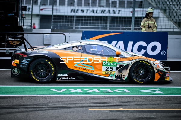 Fahrzeug in der Boxengasse