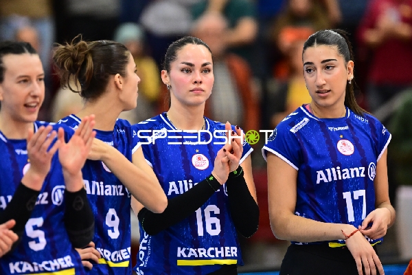 Spielszene mit Julia De Paula Viana (17; Allianz MTV Stuttgart), Mikala Mogensen (16; Allianz MTV Stuttgart) und Lydia Grote (5; Allianz MTV Stuttgart)