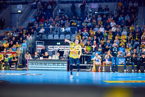 Ein Spieler der Rhein Neckar Löwen bereitet einen Pass vor.