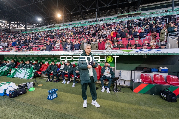 Trainerbank mit Cheftrainer und Co-Trainer