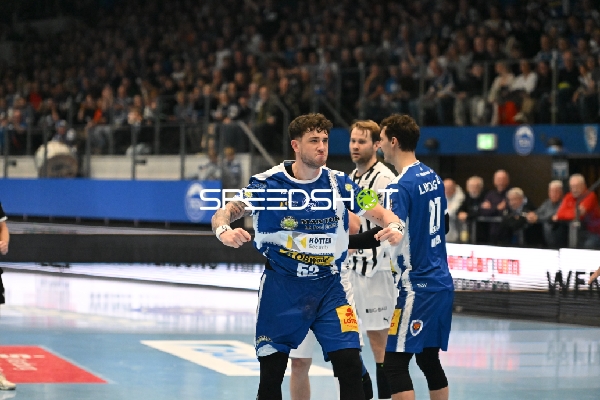 Kampf um den Ball zwischen Justin Kurch (52; ThSV Eisenach) und Petter Overby (11; THW Kiel)