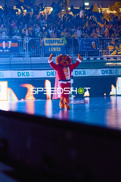 Maskottchen auf dem Spielfeld bei einem Handballspiel