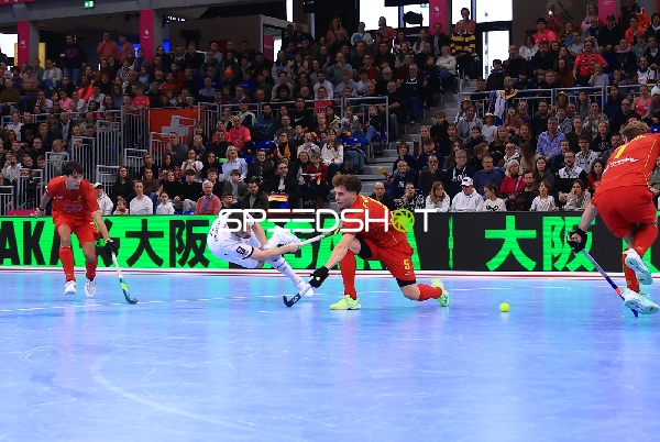 Kampf um den Ball im Bronzespiel