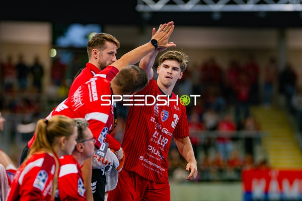 Nikola Vlahovic (3; SG BBM Bietigheim) gibt High-Five