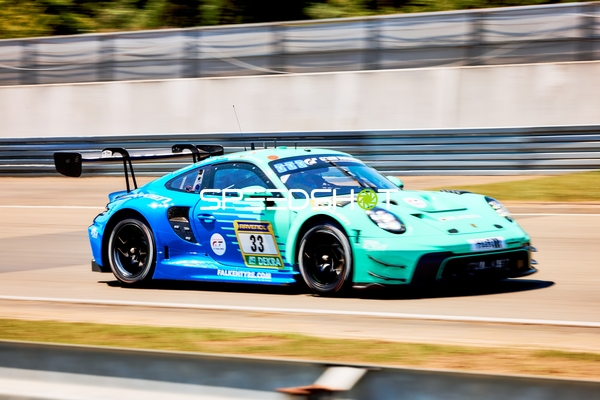 Rennfahrzeug auf der Rennstrecke