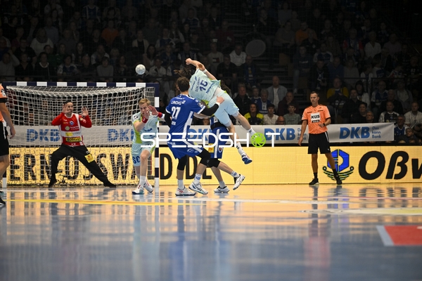 Wurfversuch vor dem Tor mit Silvio Heinevetter (12; ThSV Eisenach) und Miro Schluroff (15; VfL Gummersbach)