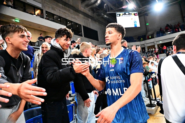 Samuell Williamson (10; MLP Academics Heidelberg) begrüßt Fans