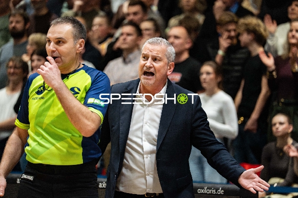 Trainer und Schiedsrichter in Diskussion