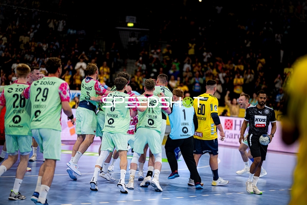 Spieler feiern gemeinsam