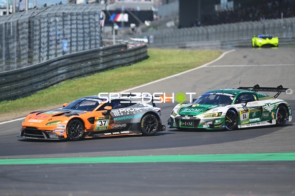 Zwei Fahrzeuge auf der Rennstrecke