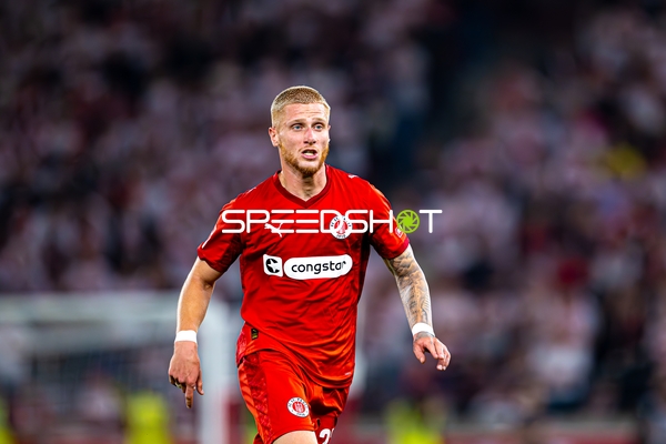 Louis Oppie (23; FC St. Pauli) in Aktion