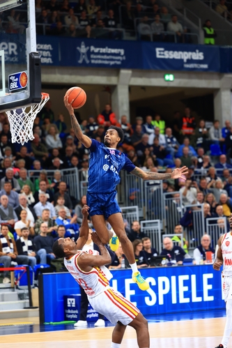 Spielszene mit Samuell Williamson (10; MLP Academics Heidelberg) und Johnathan Stove (22; Würzburg Baskets)