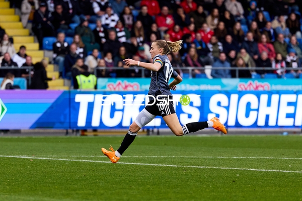 Spielerin sprintet über Feld