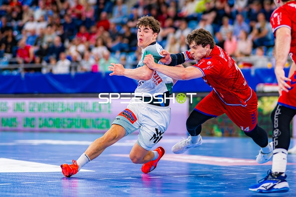 Foul Fynn Nicolaus (14;SG BBM Bietigheim) an Elias Newel (40;Frisch Auf Göppingen)