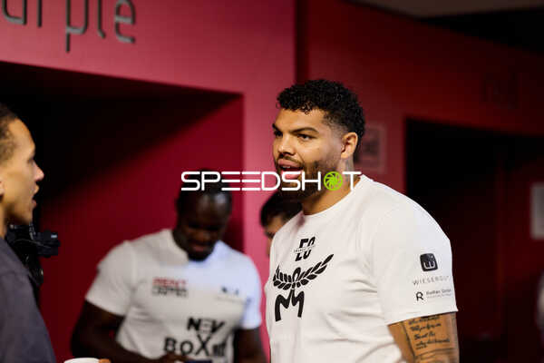 Ringside-Zone Face-Off