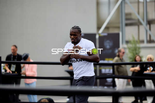 Ringside-Zone Face-Off