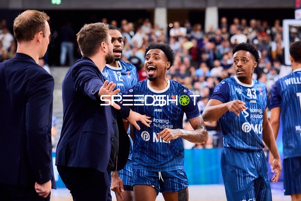 Michael Weathers (20; MLP Academics Heidelberg) spricht mit Teamkollegen